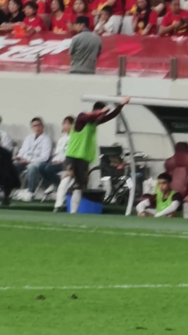 場邊球迷拍到上半場的王鈺棟又氣又急還是和老蒯好敢直接怒喊