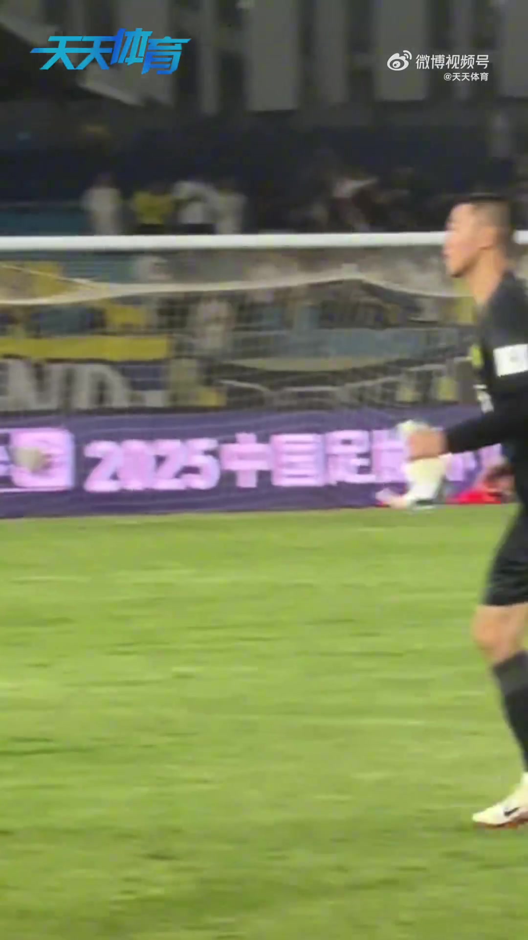 晚輩對前輩的尊敬賽后侯森擁抱邵佳一和老門將楊智