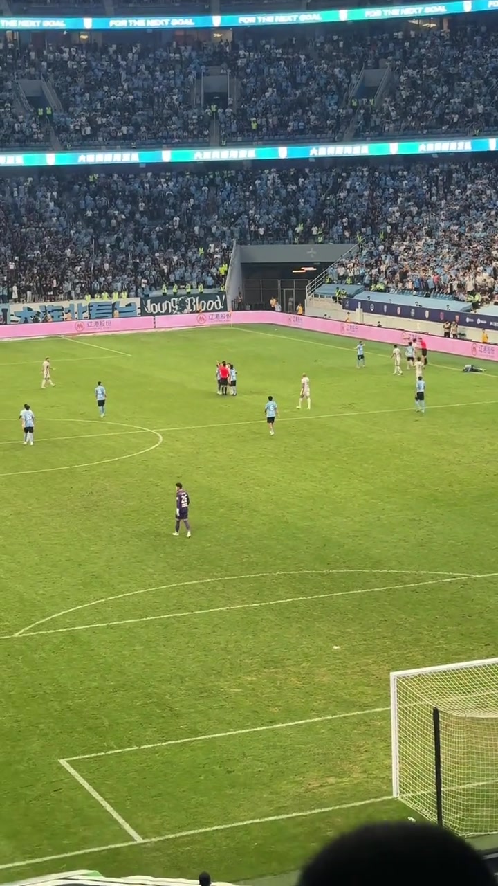 兩隊爆發(fā)沖突現(xiàn)場大連球迷齊喊紅牌