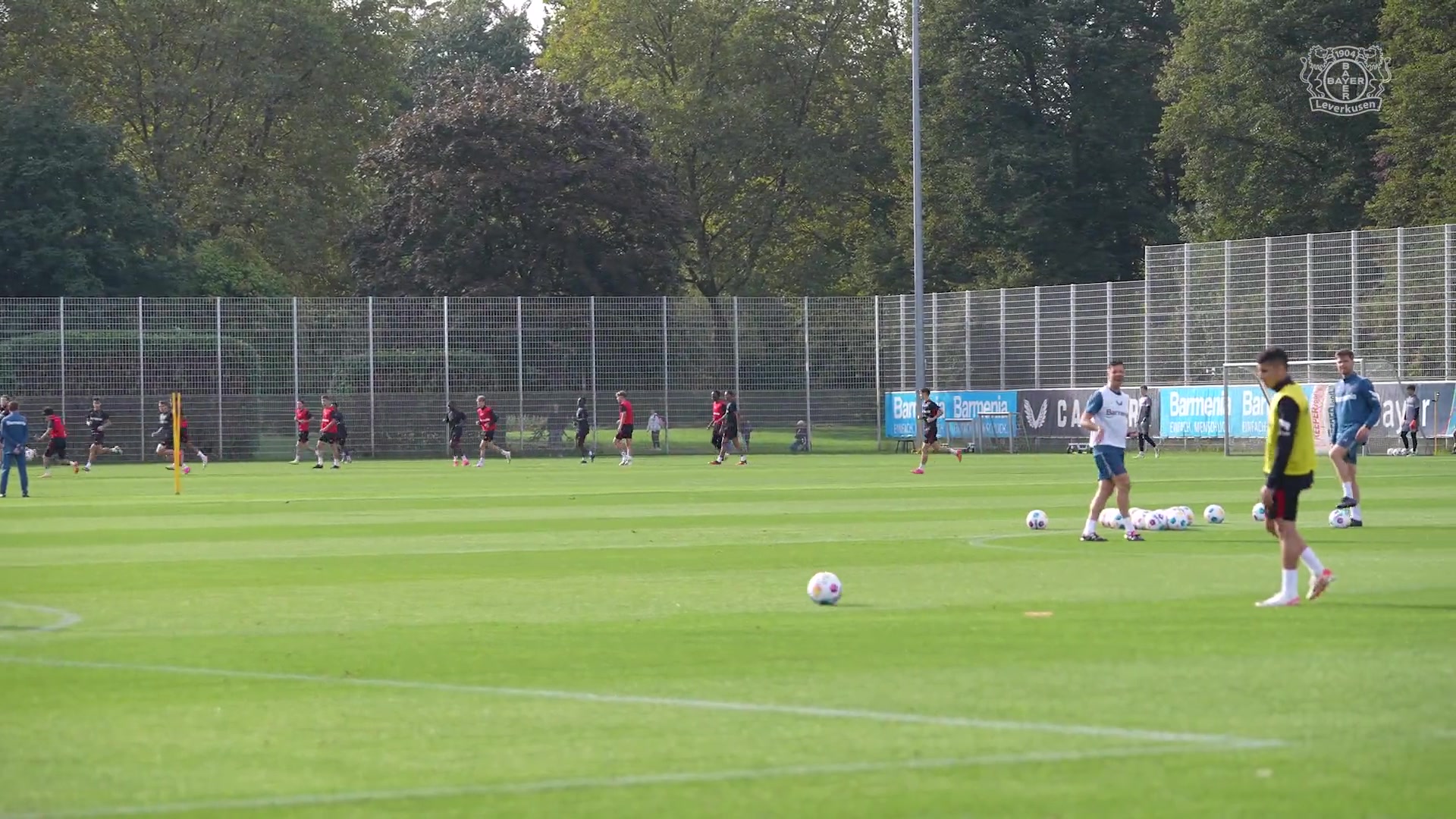 皇馬球員真幸福阿隆索訓(xùn)練中親自下場(chǎng)這傳球腳法真是出神入化