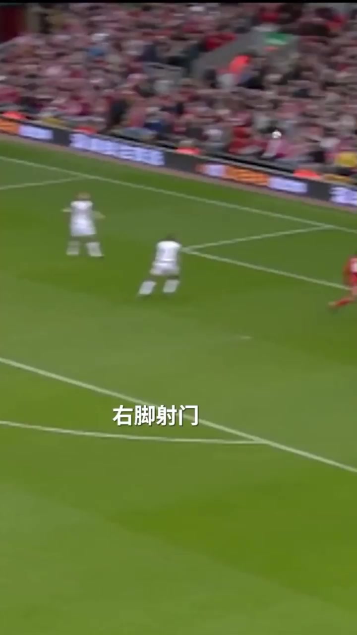 在KOP看臺(tái)前面托雷斯展示了魔幻一刻