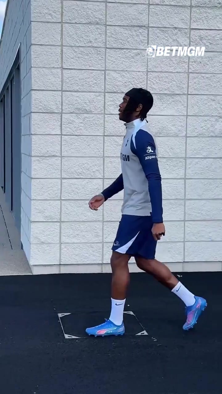 開局不錯熱刺隊內(nèi)訓(xùn)練備戰(zhàn)周六與狼隊的比賽