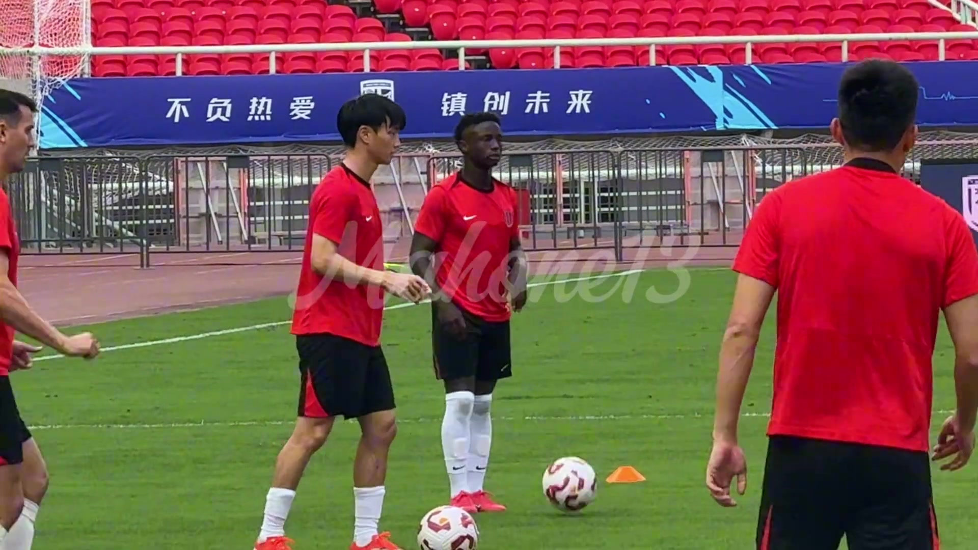 蓉城賽前迎利好消息鋒線尖刀伊薩卡隆傷愈復(fù)出開始隨隊訓(xùn)練