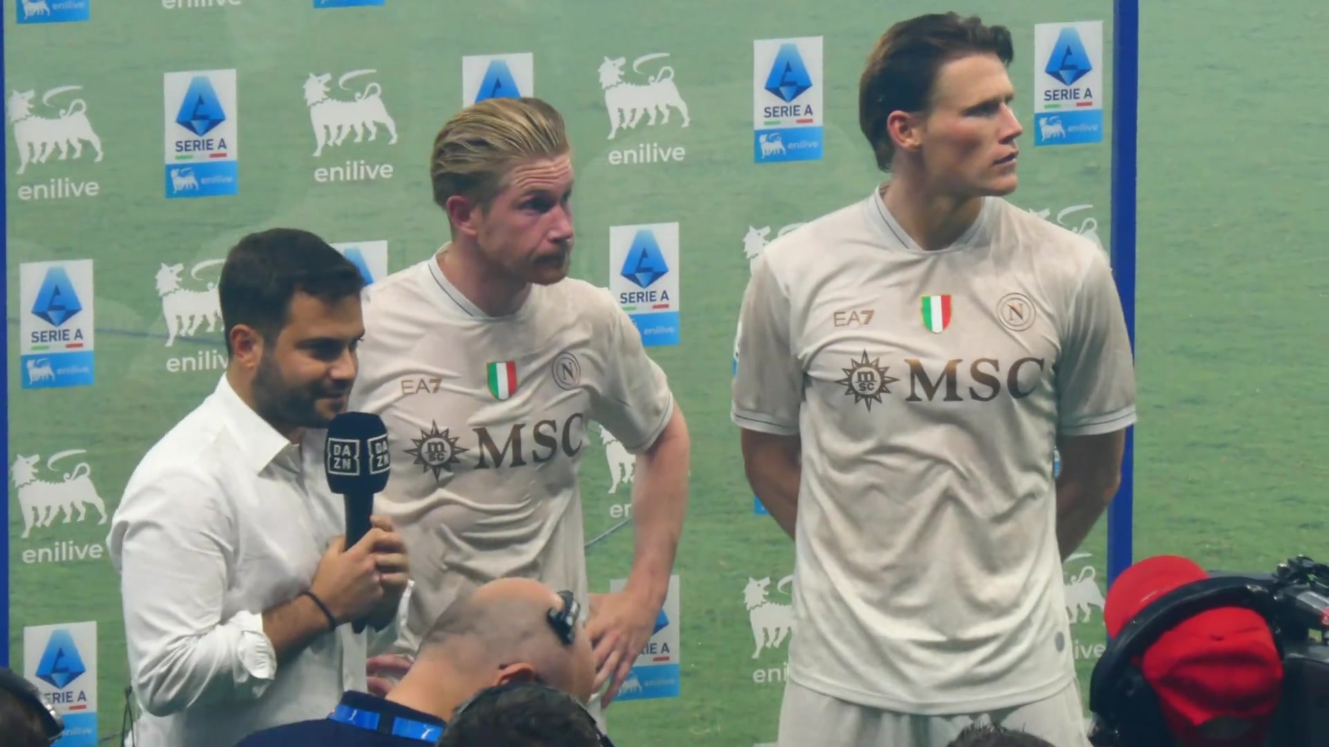 真曼市雙雄那不勒斯球迷多愛德布勞內(nèi)啊整場下來喊了好多次