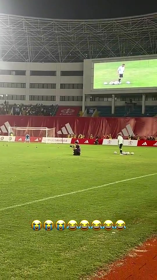 一球員盤帶后射門打出高射炮亞馬爾轉(zhuǎn)身掩面大笑