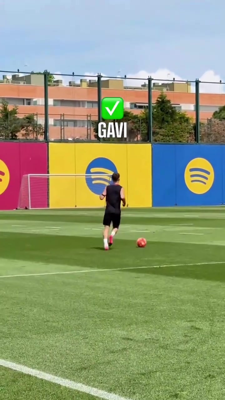 天氣真好啊此前巴薩隊(duì)內(nèi)的停高空球挑戰(zhàn)萊萬(wàn)真瀟灑啊