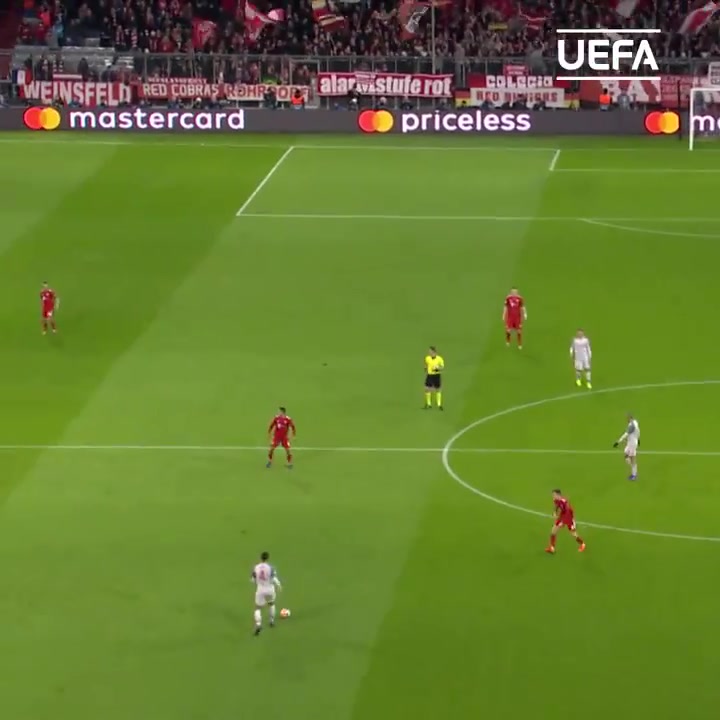 馬內(nèi)這一停一射讓諾伊爾多少有點(diǎn)狼狽