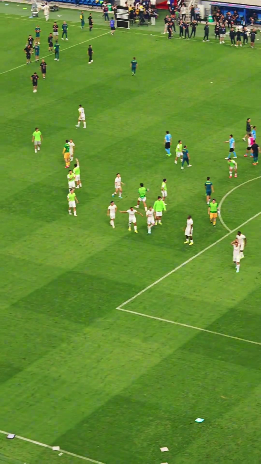 驚險(xiǎn)晉級(jí)實(shí)拍國(guó)安賽后謝場(chǎng)國(guó)安遠(yuǎn)征球迷高喊侯森NB