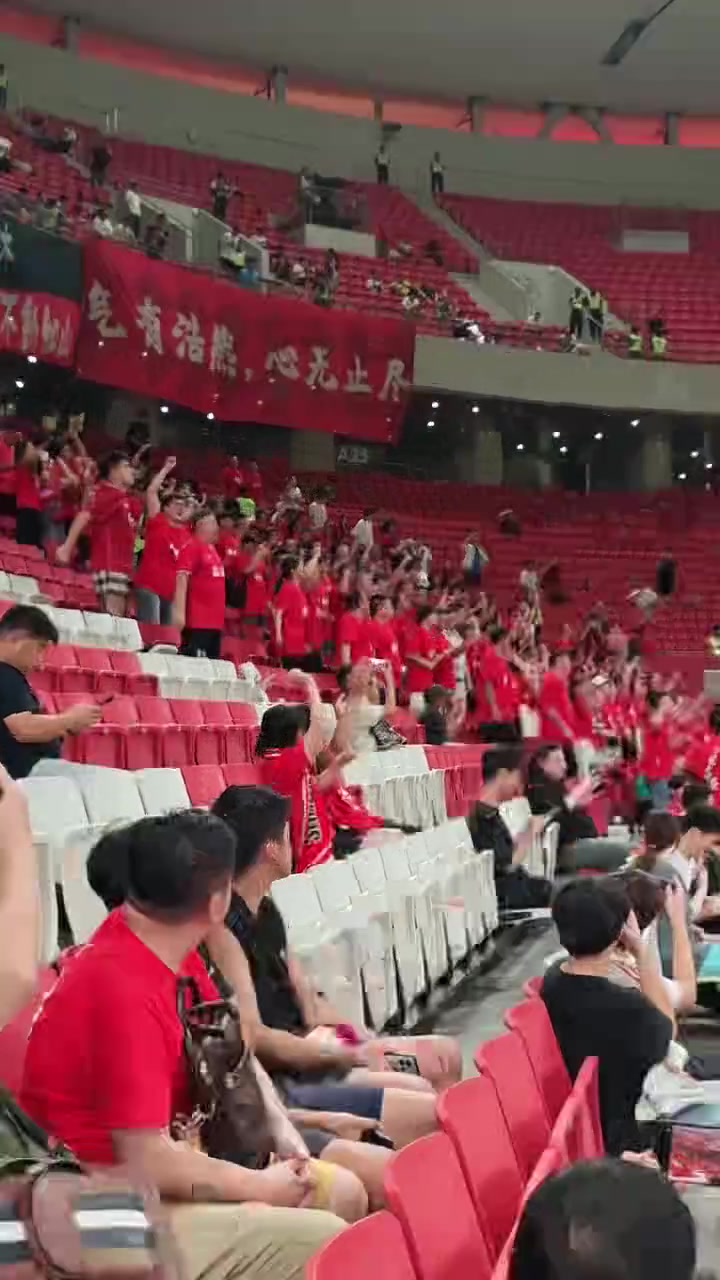 蘇超給力實拍蘇超鹽城啦啦隊為上海海港亞冠比賽加油助威