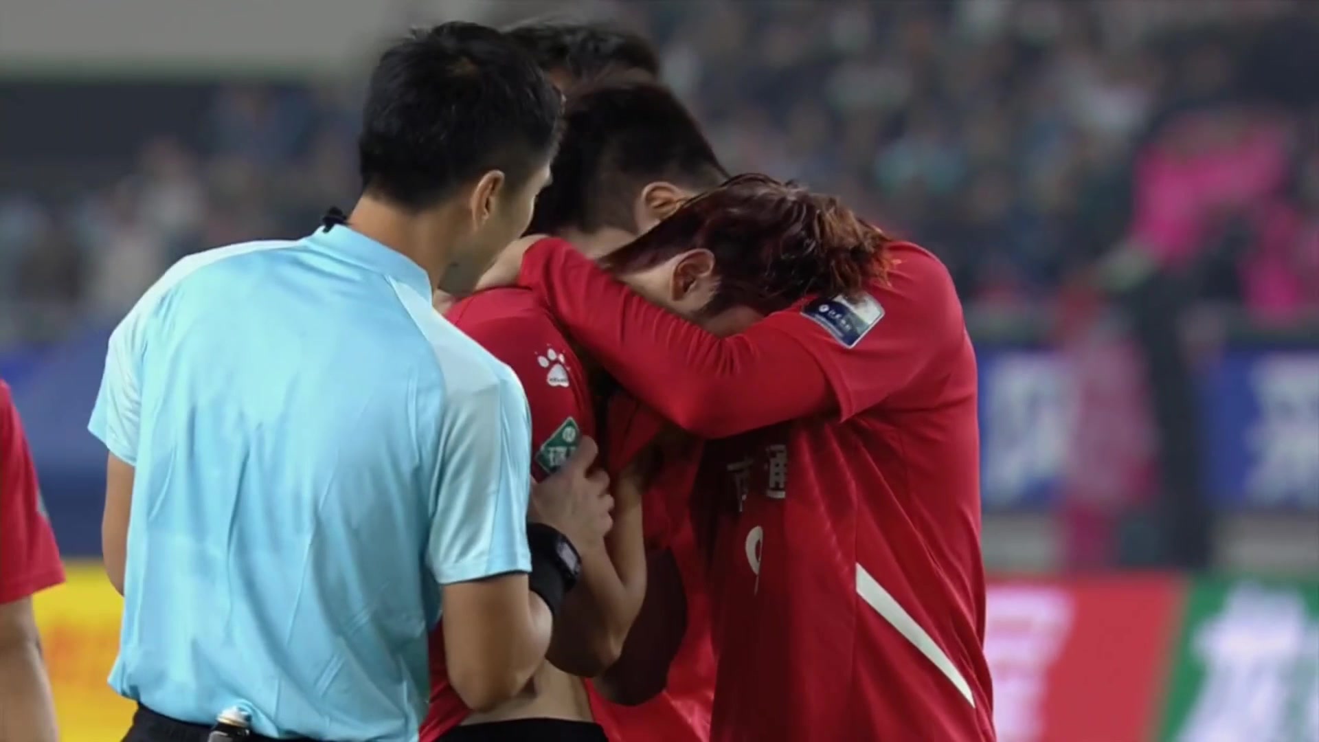 遺憾南通隊(duì)球員李賢成失點(diǎn)丟冠后痛哭主裁馬寧上前安慰