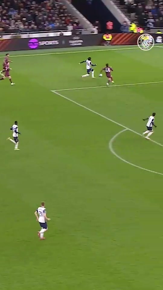 恐怖的天賦當(dāng)年胡桑諾夫的身體對(duì)抗讓斯賓塞實(shí)在沒(méi)轍