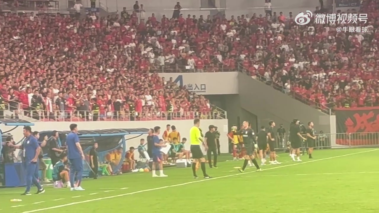 生氣啊罰下的王大雷沒接毛巾直接進入更衣室