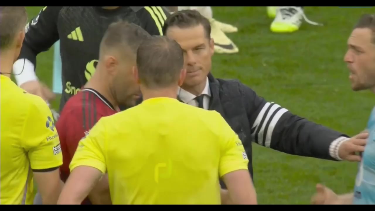 對(duì)判罰非常不滿伯恩利主教練賽后找裁判理論