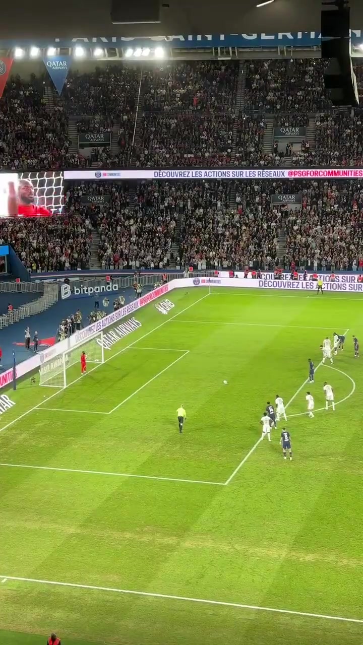 沒(méi)關(guān)系現(xiàn)場(chǎng)直拍登貝萊踢飛點(diǎn)球球迷們立刻繼續(xù)吶喊