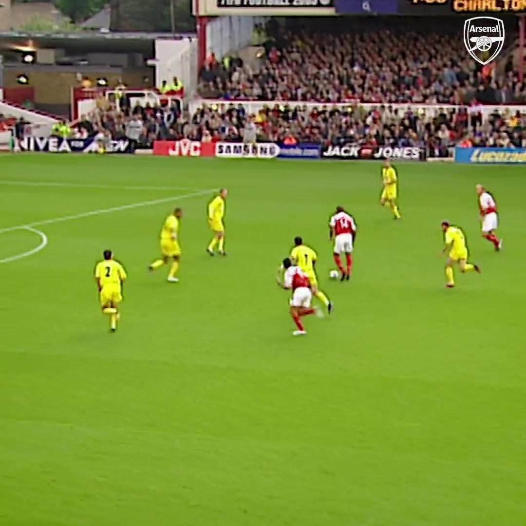 亨利經(jīng)典名場(chǎng)面無(wú)視野預(yù)判腳后跟進(jìn)球