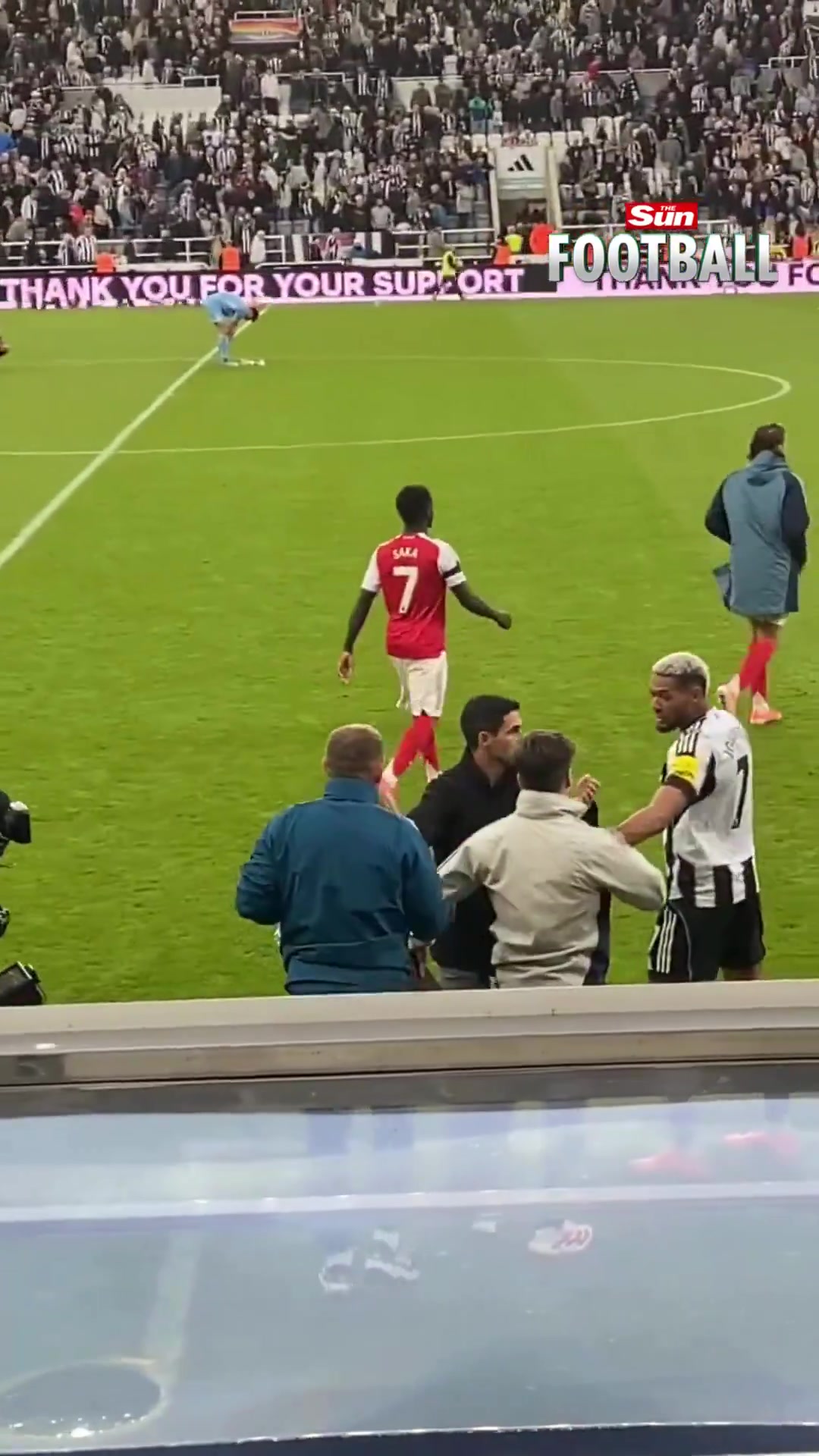 啥情況賽后阿森納助教和喬林頓發(fā)生沖突后者指指點點被塔子哥拉走