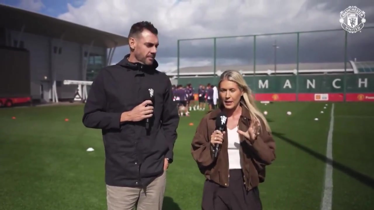 曼聯(lián)的歡迎儀式把拉門(mén)斯往死里打啊遲到的姆貝莫也一起打