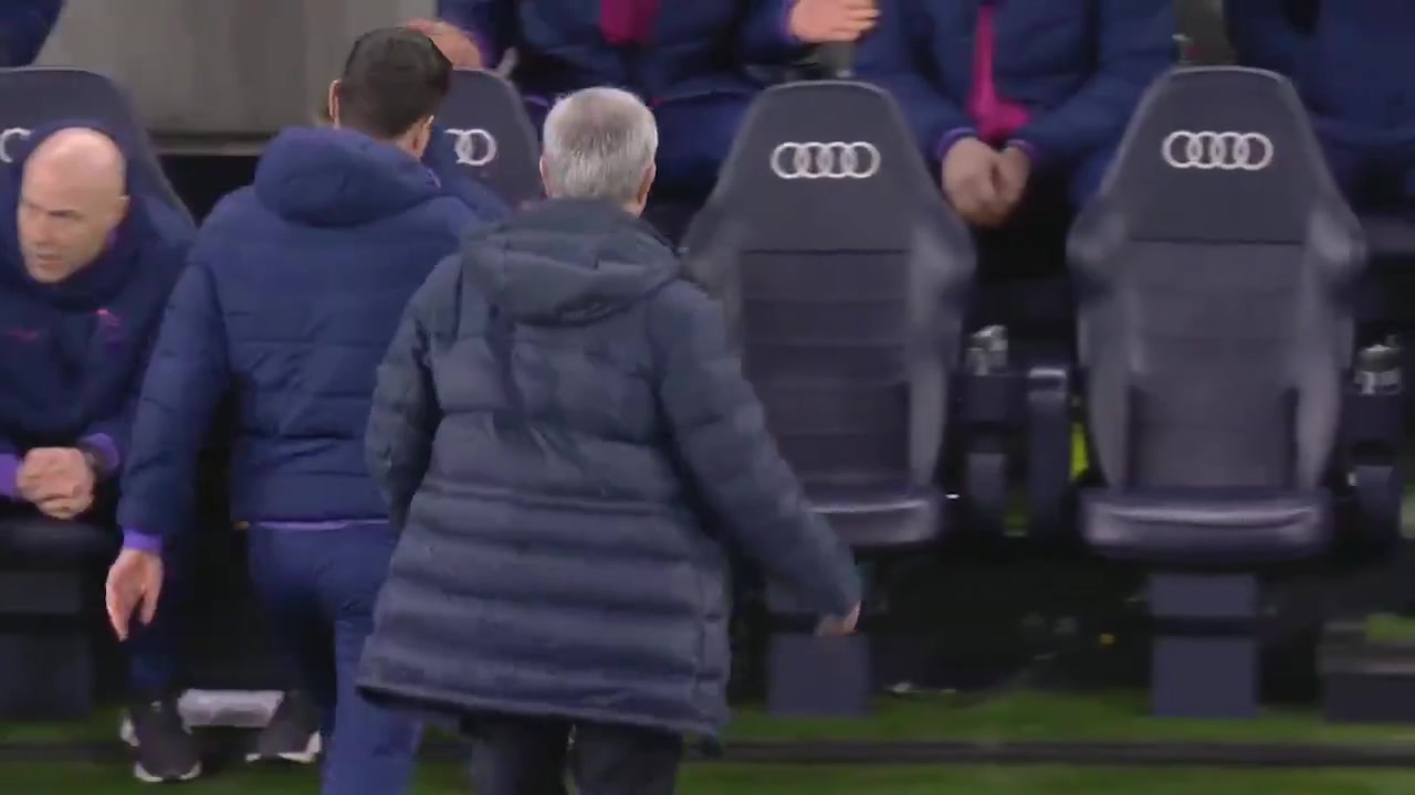 看一次笑一次這絕對是英超名場面之一