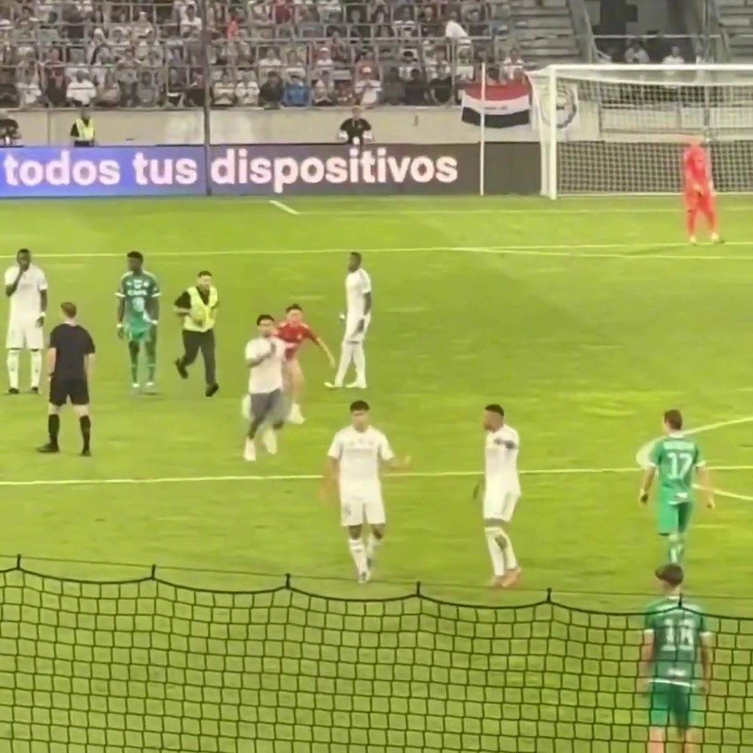 寵粉球迷沖入場(chǎng)內(nèi)找姆巴佩要合影姆總攔住保安滿足球迷