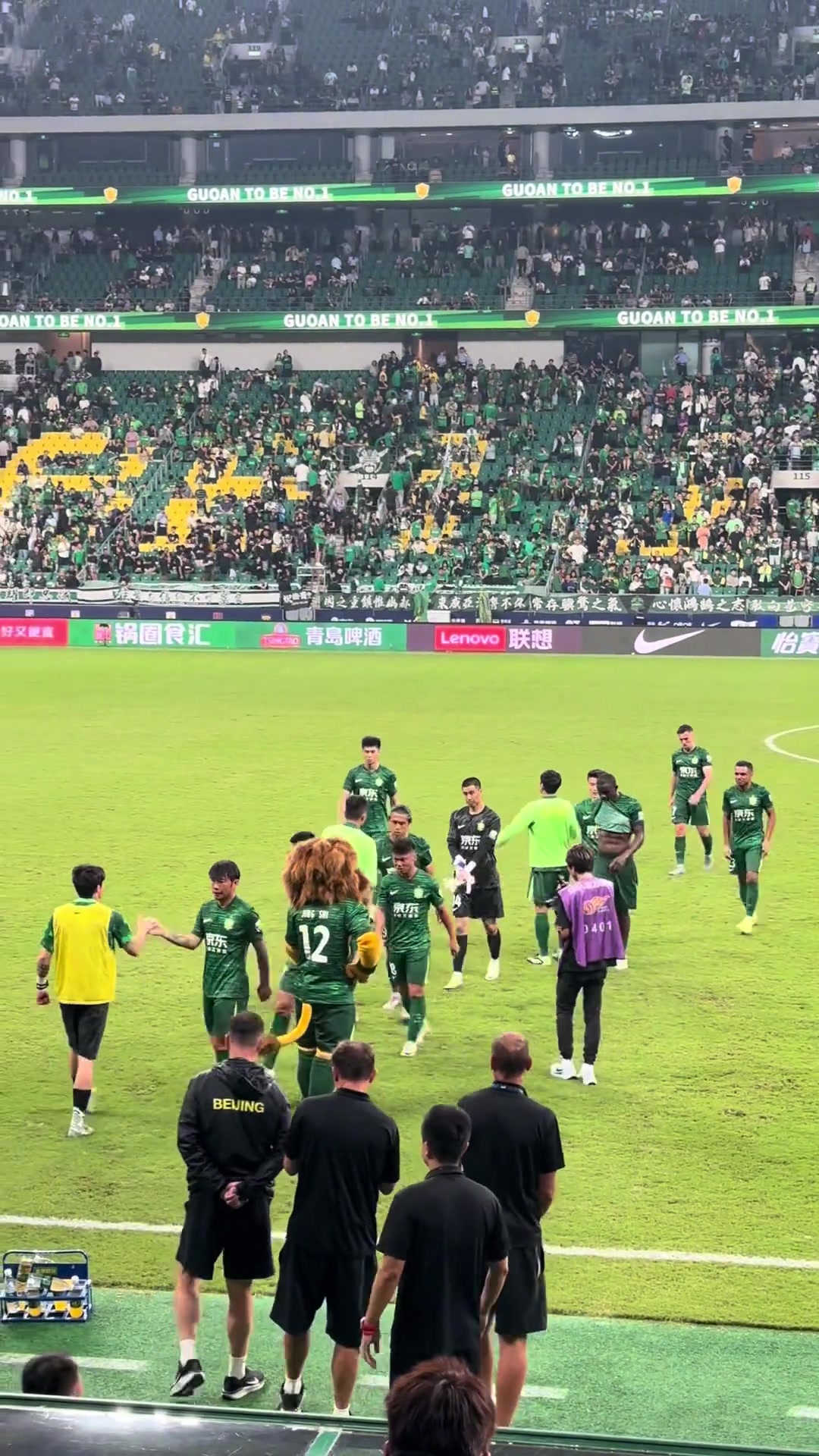 已錯亂實拍工體看臺上球迷起內(nèi)訌反引場下國安球員圍觀