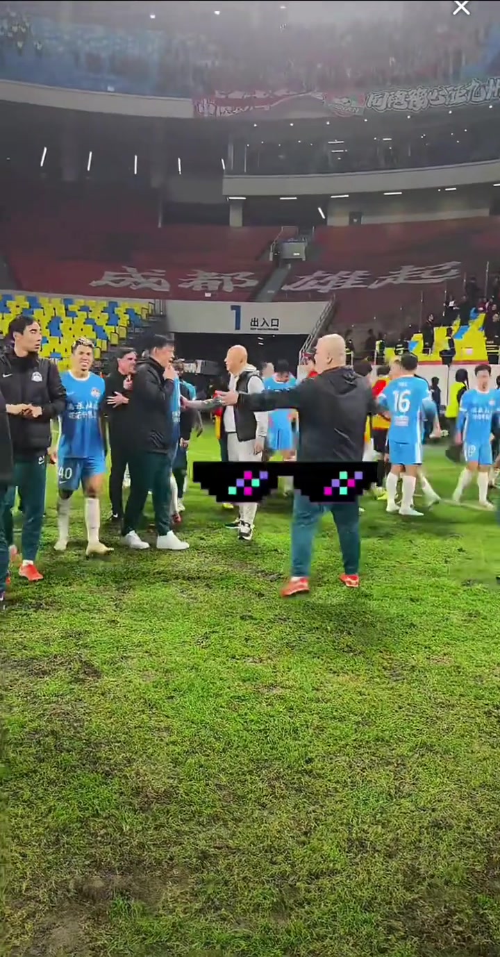 不應(yīng)該啊賽后蓉城球迷怒罵河南隊(duì)球員泄憤