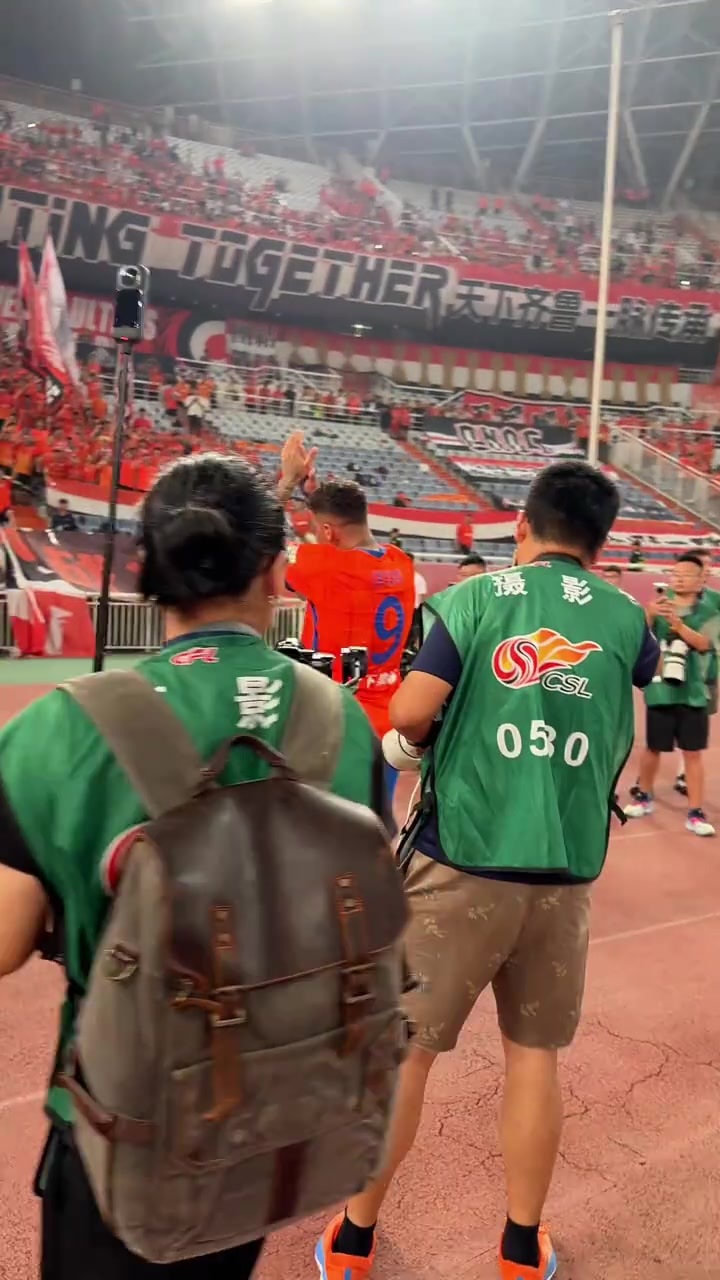 太燃了克雷桑梅開二度賽后謝場享受球迷的克雷桑之歌