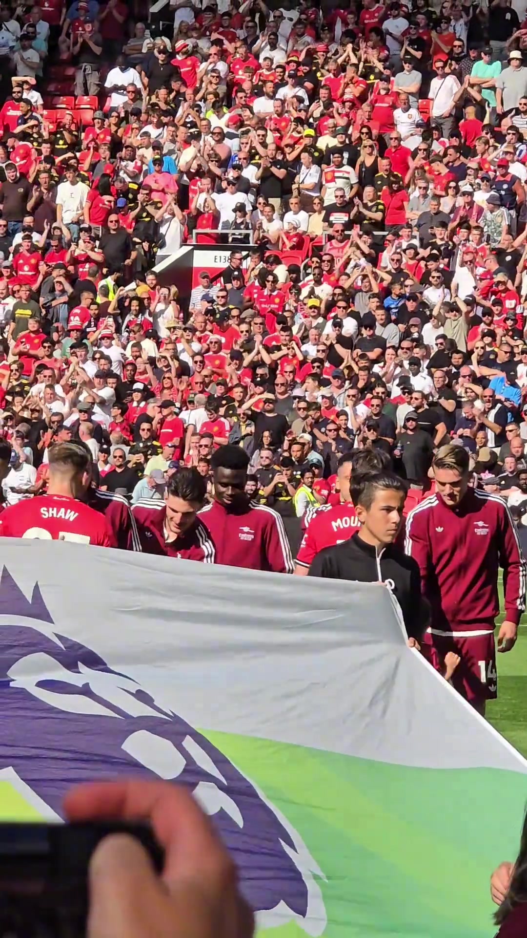 激情四射賴斯對(duì)著芒特拋媚眼甚至對(duì)著接下來(lái)每一個(gè)人都拋媚眼