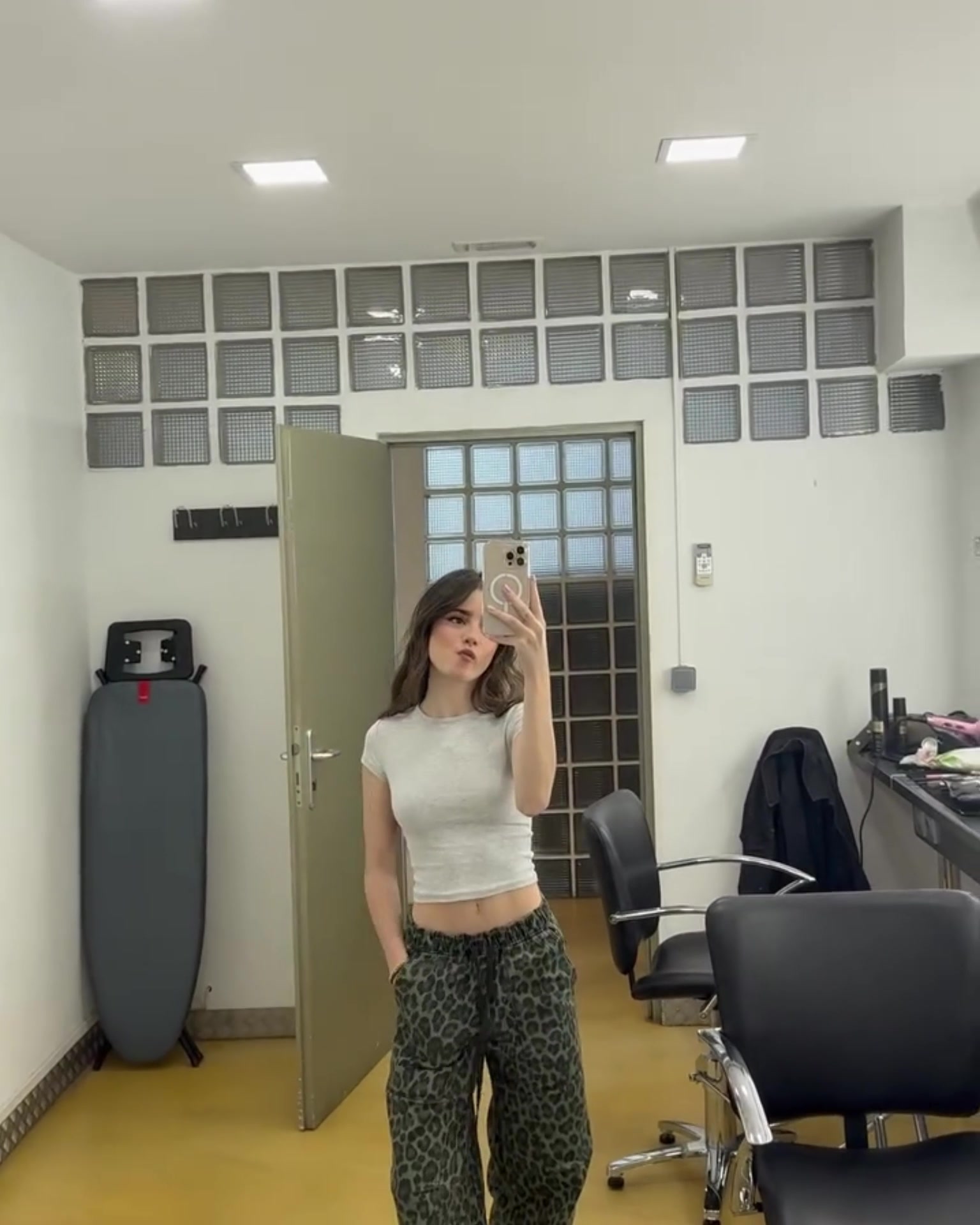 嘟嘟小嘴巴黎中場(chǎng)內(nèi)維斯的女友真是符合亞洲人審美