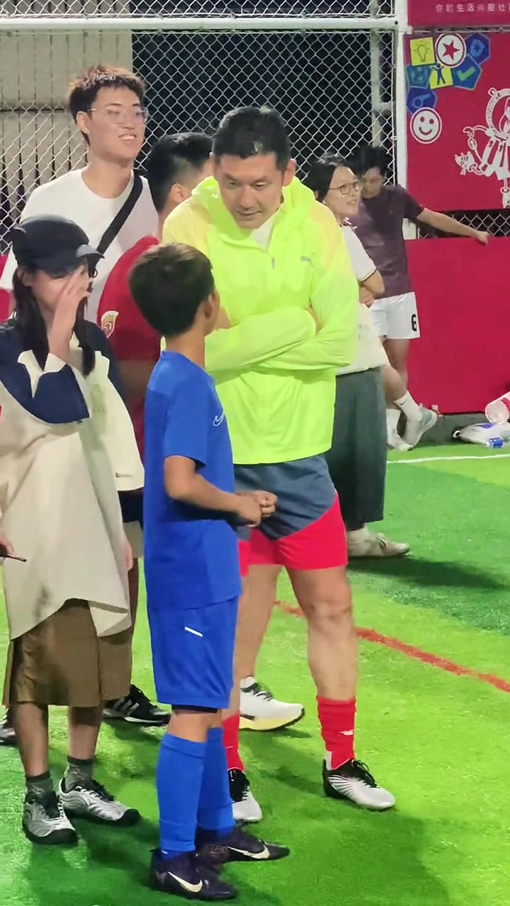 毫無架子實拍老國腳楊晨面帶笑容與小球迷交流