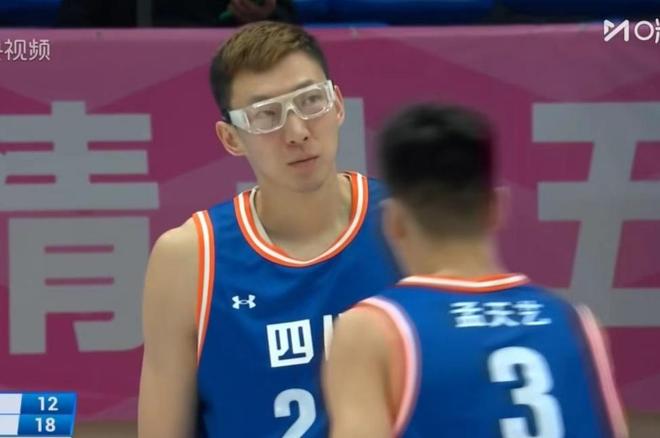 四川隊(duì)63分大勝，周琦24+18胡金秋25+6，趙巖昊22+6+7孫銘徽9+12