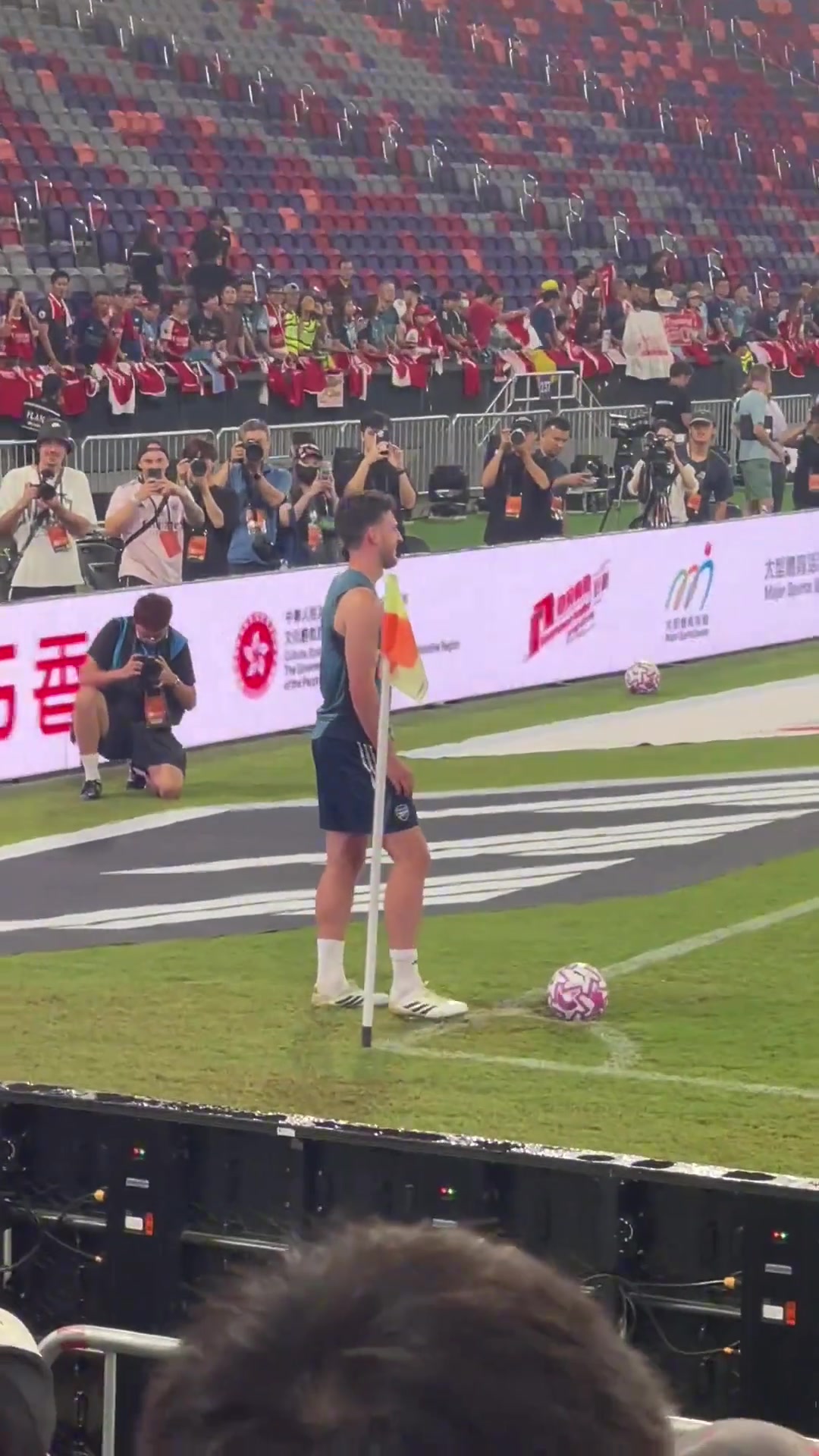 給賴斯整害羞了阿森納球迷場邊喊rice baby