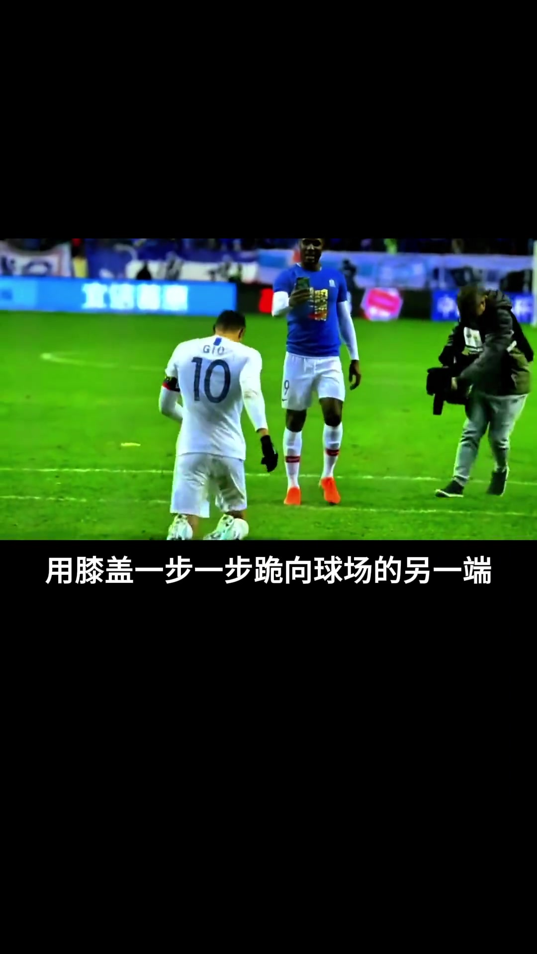 他是第一個(gè)給中國(guó)球迷下跪的外援曾感動(dòng)了無(wú)數(shù)申花球迷