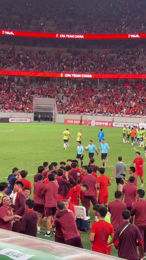 我們出線了國足U22賽后全隊謝場
