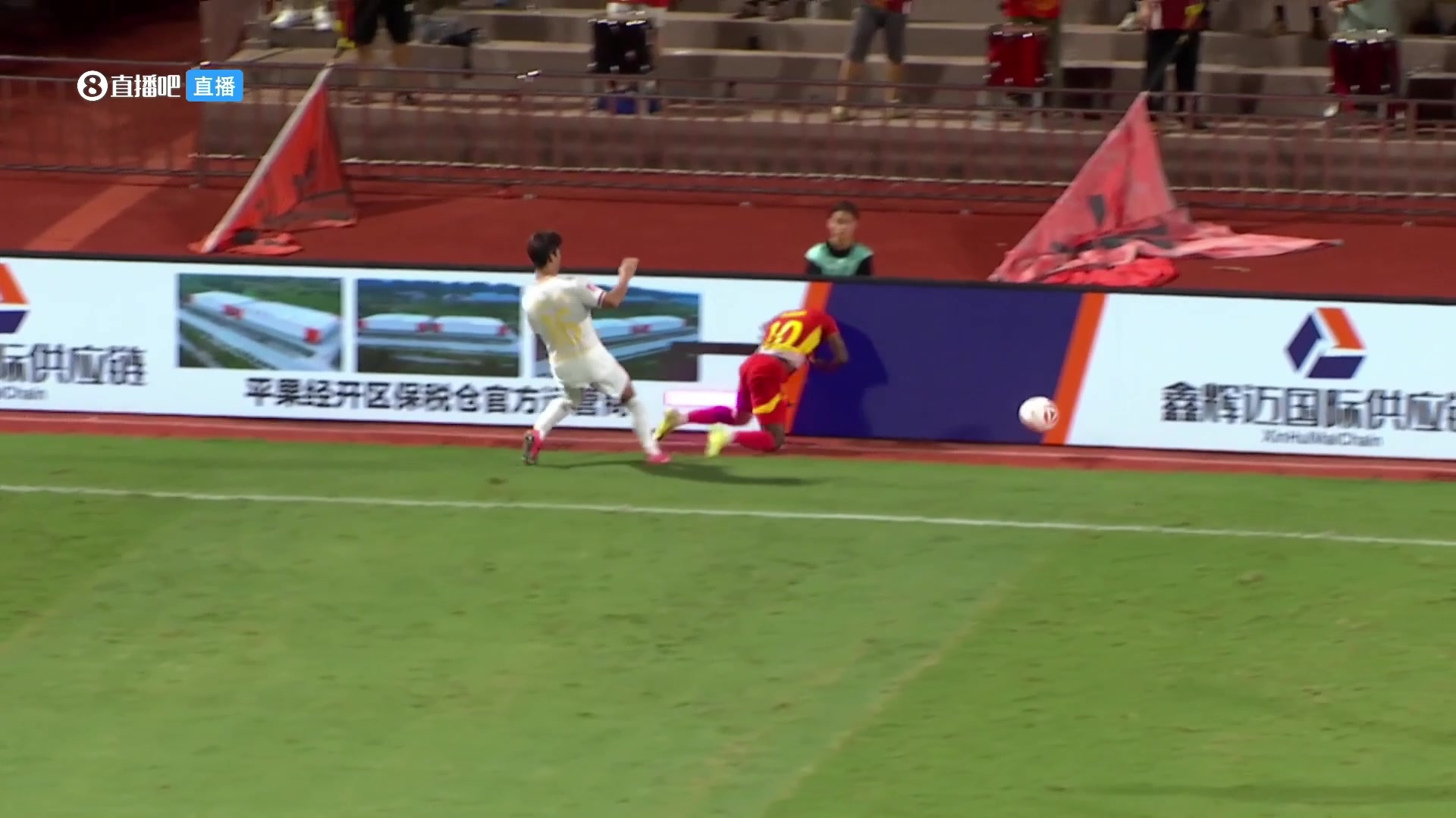 慘烈銅梁龍球員把外援撞到頸椎骨折而且竟然只吃了黃牌沒禁賽