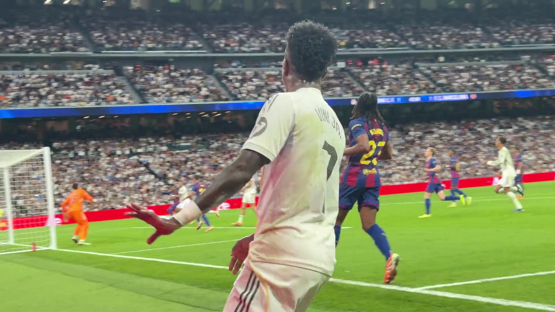 現(xiàn)場女球迷吐槽擋著我了小熊不讓我看進(jìn)球是覺得太殘忍了嗎