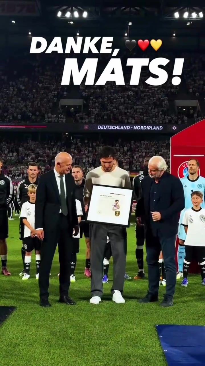功成身退賽前為胡梅爾斯在德國隊作出的貢獻進行表彰