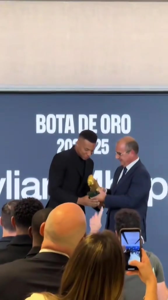 首次獲獎(jiǎng)姆巴佩領(lǐng)取24-25賽季歐洲金靴獎(jiǎng)