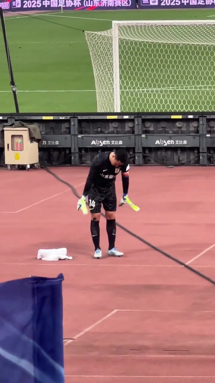 賽后王大雷越過(guò)廣告牌獨(dú)自謝場(chǎng)后返回