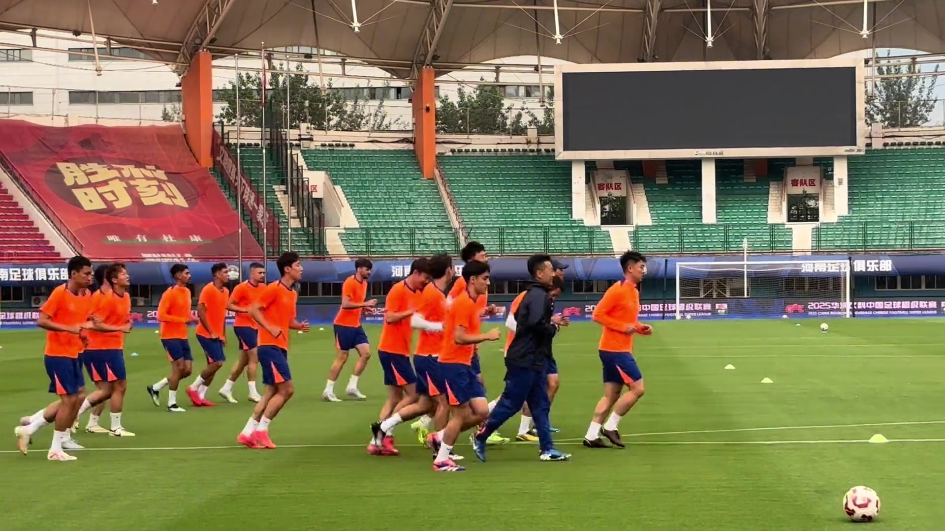 泰山隊賽前訓(xùn)練陣容揭曉五外援在列高準(zhǔn)翼還皮了一下