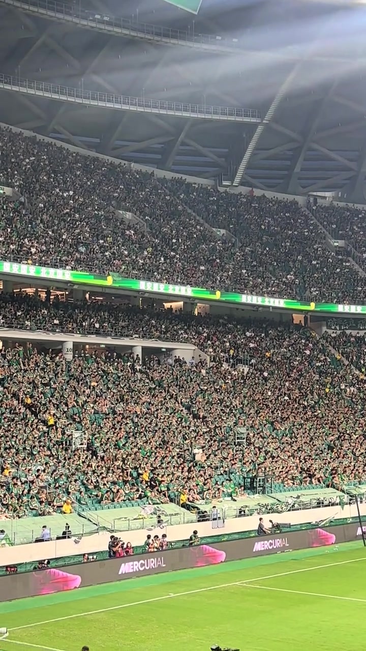 表明態(tài)度實拍工體北看臺國安球迷靜默抗議球隊近期表現(xiàn)