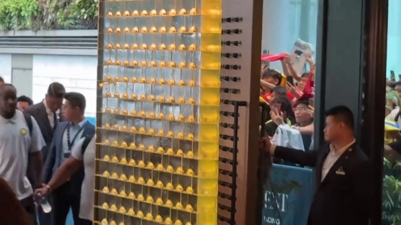 人氣火爆C羅隨隊抵達香港下榻酒店周圍擠滿了球迷