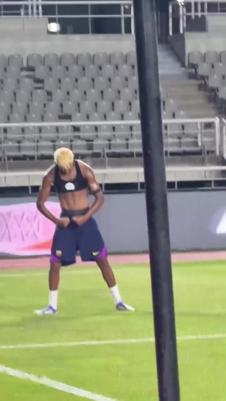 亞馬爾在訓(xùn)練賽模仿拉什福德的慶祝動作