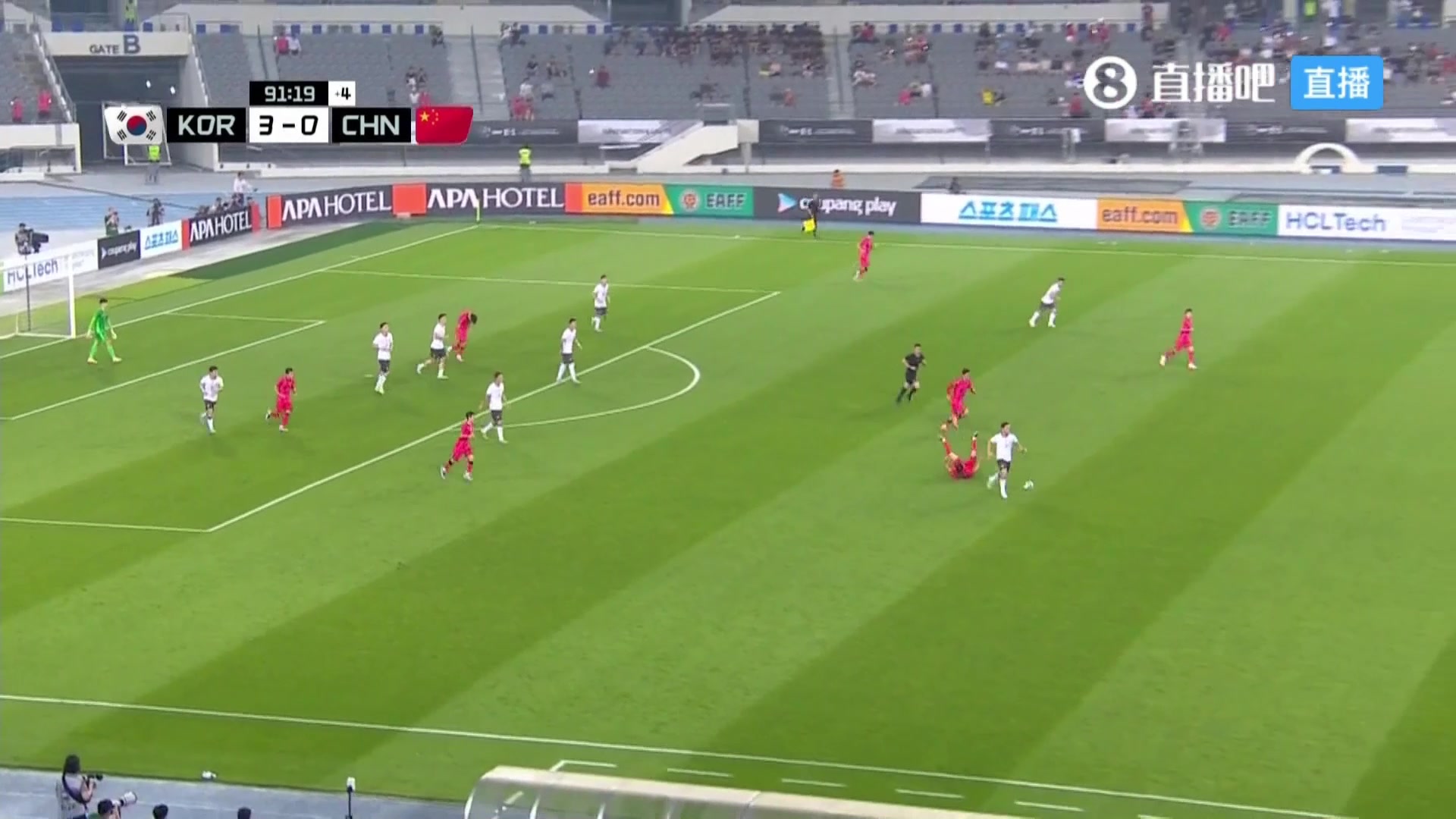 領先3球國足補時反擊慢慢悠悠無人接應跑位韋世豪單帶被斷無奈攤手