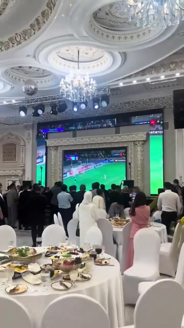 哈薩克斯坦的一場婚禮暫停大家慶祝阿拉木圖闖進(jìn)歐冠正賽