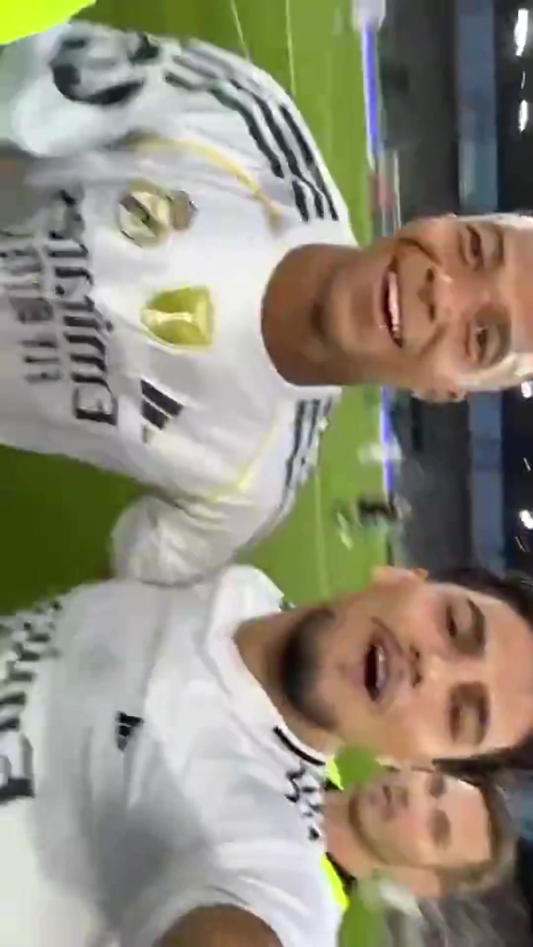 姆總還配合的笑了沖場(chǎng)找姆巴佩要合影的球迷發(fā)布沖場(chǎng)自拍視頻