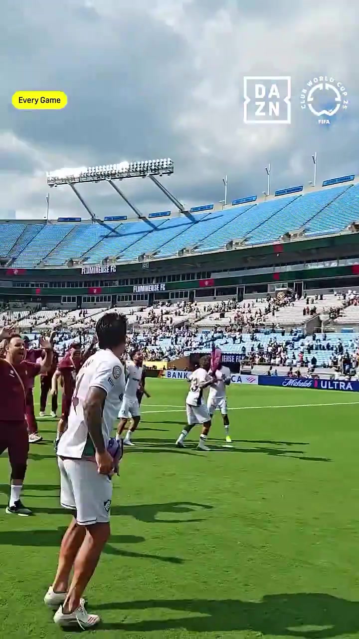 淘汰豪門國(guó)米晉級(jí)8強(qiáng) 弗魯米嫩塞球員賽后與球迷瘋狂慶祝