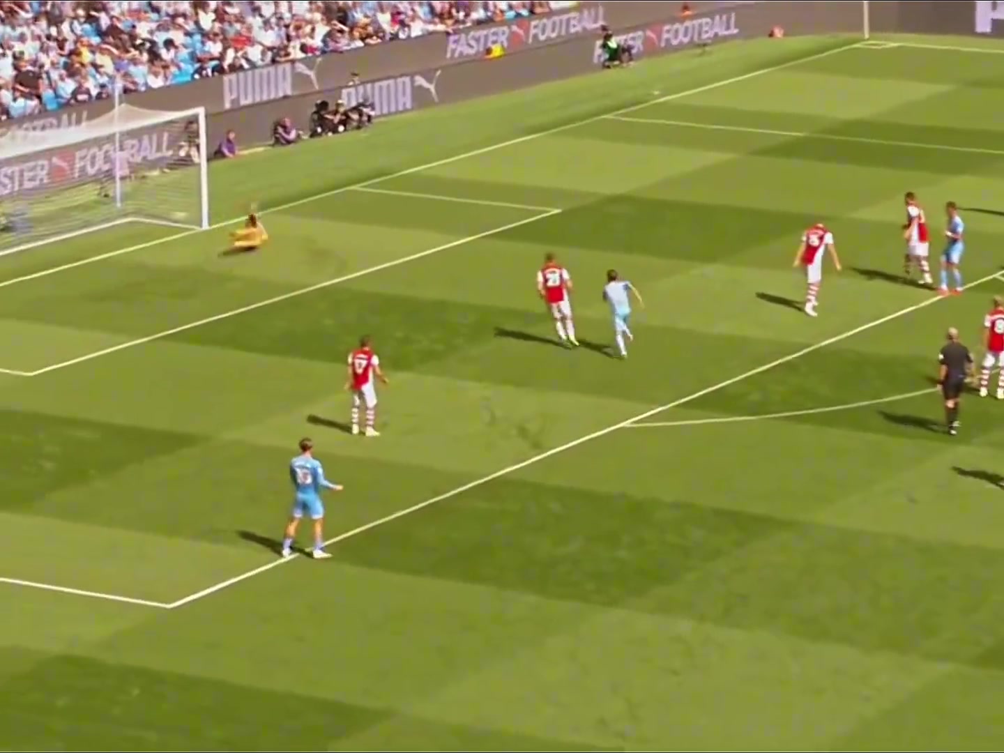 射門之前都計(jì)算過了拋物線曼城有八倍鏡的腿就是不一樣