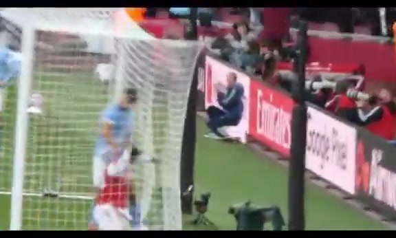 有點(diǎn)壞蘇維門(mén)迪從球網(wǎng)拿球準(zhǔn)備開(kāi)球被魯本迪亞斯一把拽倒