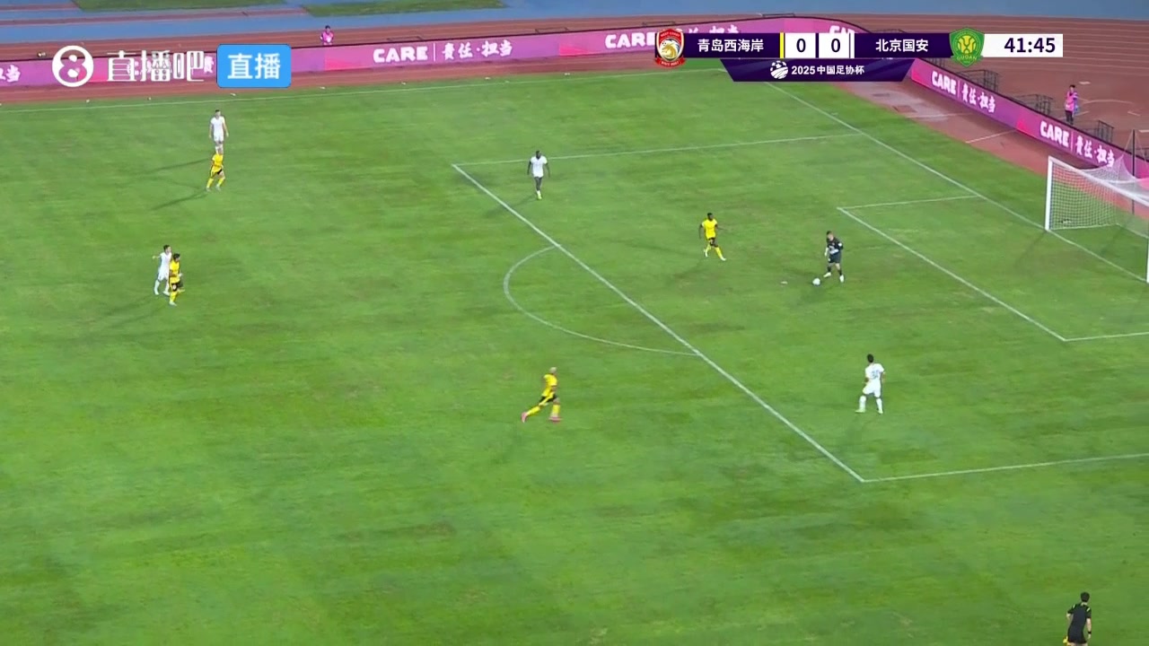 侯森這腳傳球有點(diǎn)離譜直接飛出邊線