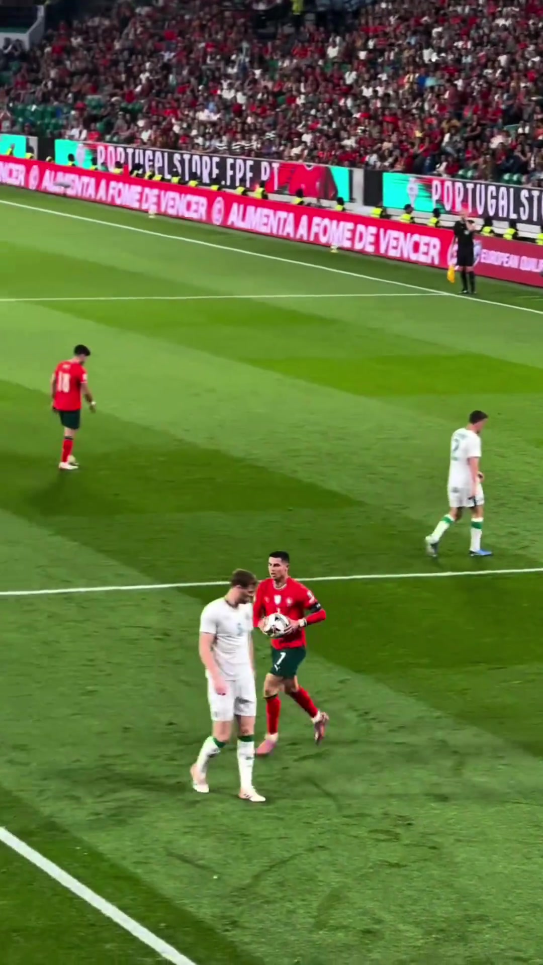 對(duì)勝利的渴望C羅點(diǎn)球被撲后趕緊撿球幫對(duì)手?jǐn)[好